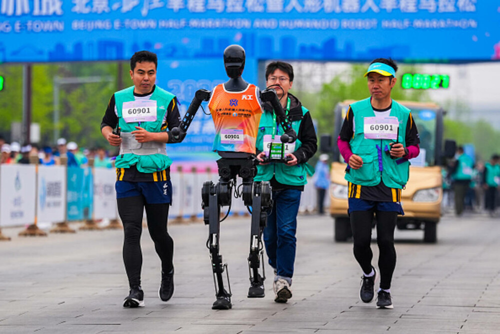 Primul semi-maraton cu roboți umanoizi din lume a fost organizat în China. Cine a câștigat cursa | GALERIE FOTO - Imaginea 5