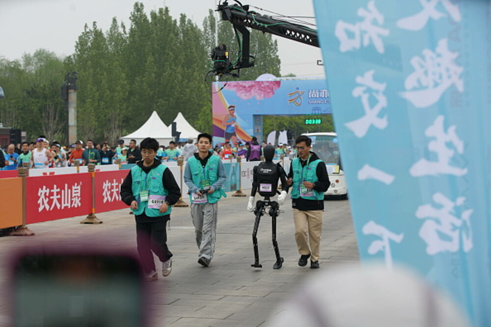 Primul semi-maraton cu roboți umanoizi din lume a fost organizat în China. Cine a câștigat cursa | GALERIE FOTO - Imaginea 6