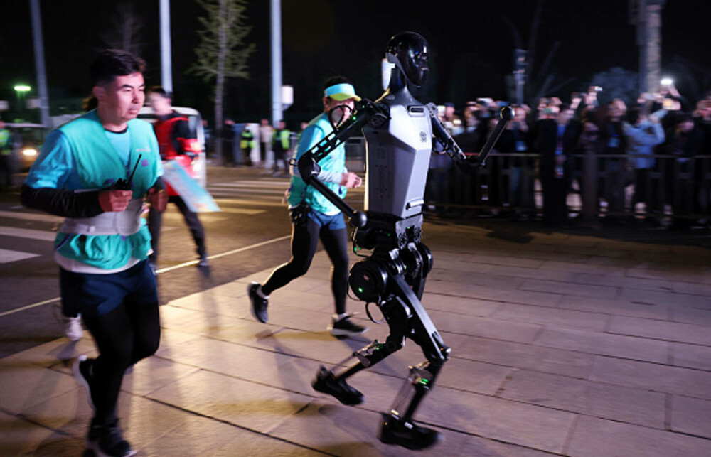 Primul semi-maraton cu roboți umanoizi din lume a fost organizat în China. Cine a câștigat cursa | GALERIE FOTO - Imaginea 7