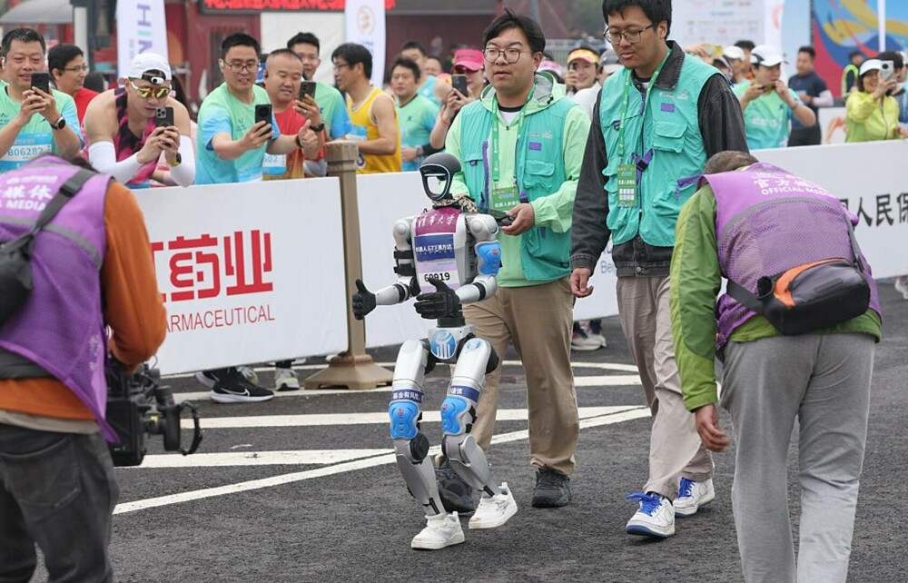 Primul semi-maraton cu roboți umanoizi din lume a fost organizat în China. Cine a câștigat cursa | GALERIE FOTO - Imaginea 8