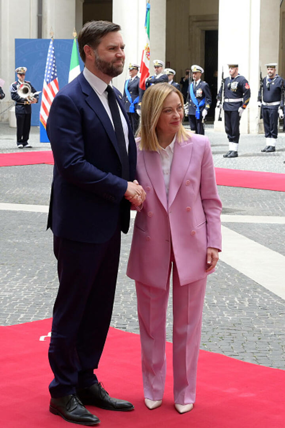 Reuters: Arma secretă a Giorgiei Meloni în discuţiile sale Donald Trump şi JD Vance. „Ea a luat Europa cu asalt”. FOTO - Imaginea 23