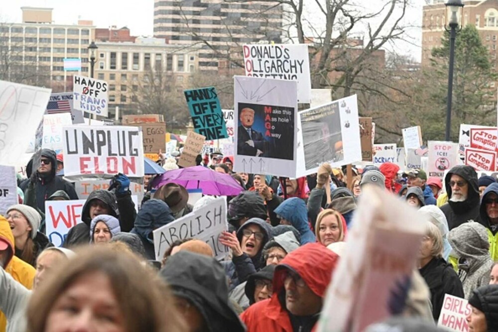 Proteste anti-Trump în SUA. Mii de oameni au ieşit pe străzi. „O perioadă foarte periculoasă pentru libertate”. FOTO & VIDEO - Imaginea 1
