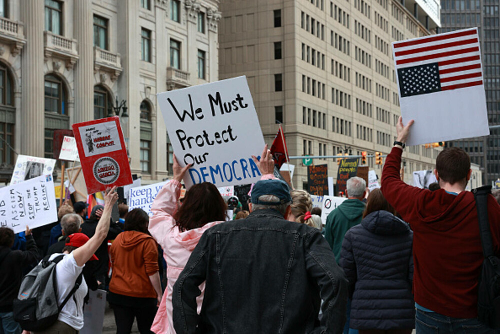 Proteste anti-Trump în SUA. Mii de oameni au ieşit pe străzi. „O perioadă foarte periculoasă pentru libertate”. FOTO & VIDEO - Imaginea 4