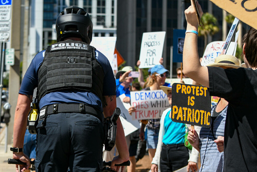 Proteste anti-Trump în SUA. Mii de oameni au ieşit pe străzi. „O perioadă foarte periculoasă pentru libertate”. FOTO & VIDEO - Imaginea 6