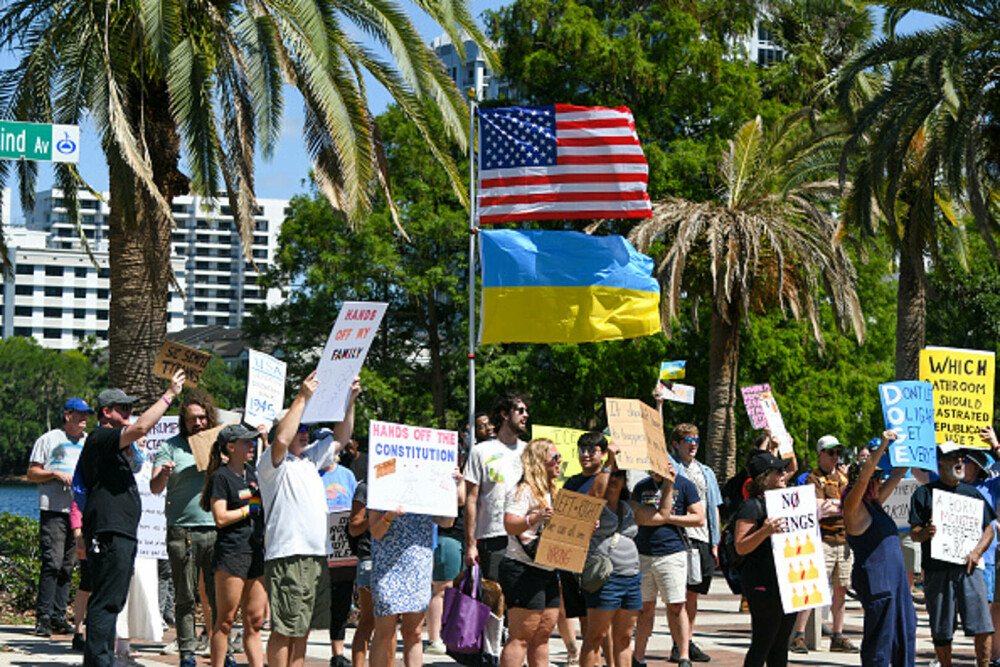 Proteste anti-Trump în SUA. Mii de oameni au ieşit pe străzi. „O perioadă foarte periculoasă pentru libertate”. FOTO & VIDEO - Imaginea 10