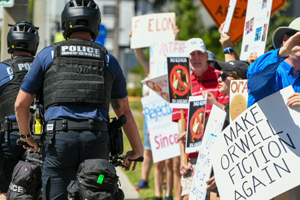 Proteste anti-Trump în SUA. Mii de oameni au ieşit pe străzi. „O perioadă foarte periculoasă pentru libertate”. FOTO & VIDEO - Imaginea 11
