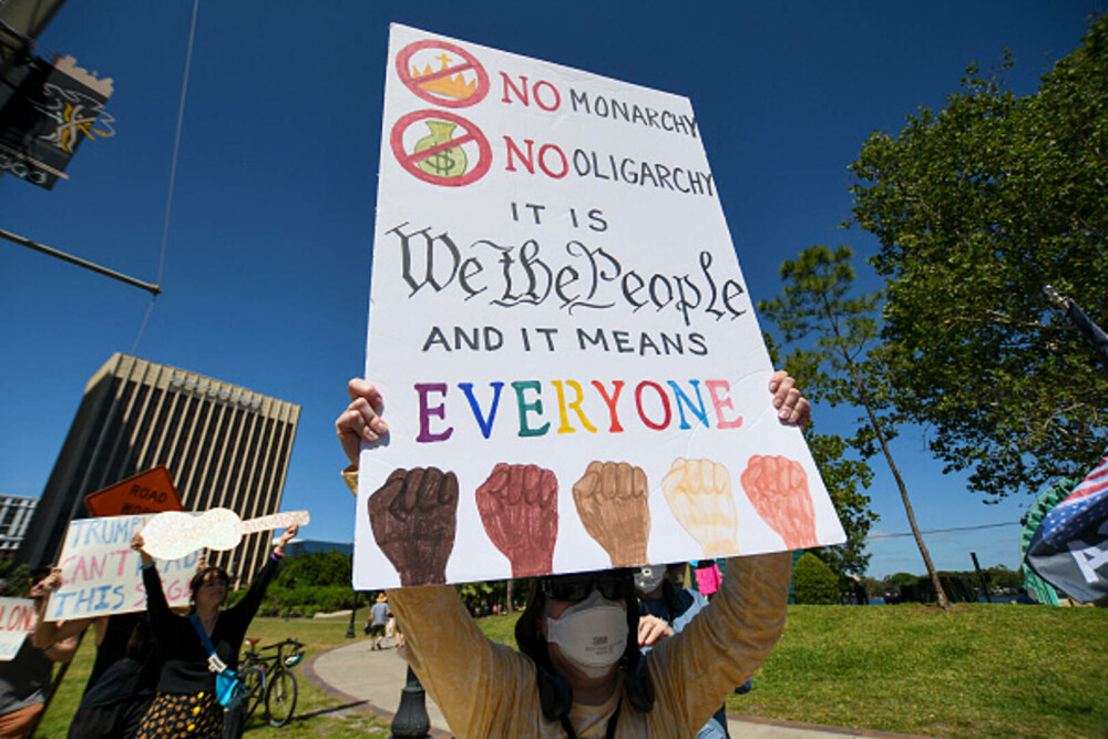 Proteste anti-Trump în SUA. Mii de oameni au ieşit pe străzi. „O perioadă foarte periculoasă pentru libertate”. FOTO & VIDEO - Imaginea 12