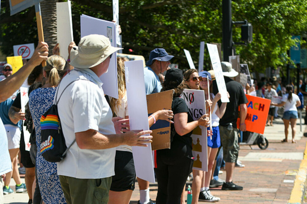 Proteste anti-Trump în SUA. Mii de oameni au ieşit pe străzi. „O perioadă foarte periculoasă pentru libertate”. FOTO & VIDEO - Imaginea 13
