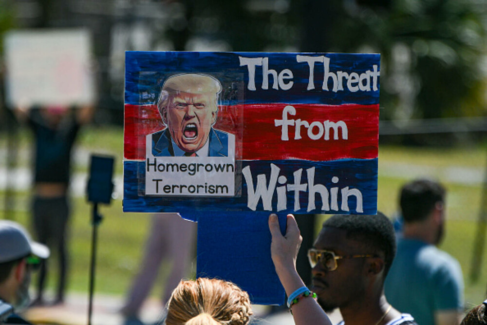 Proteste anti-Trump în SUA. Mii de oameni au ieşit pe străzi. „O perioadă foarte periculoasă pentru libertate”. FOTO & VIDEO - Imaginea 14