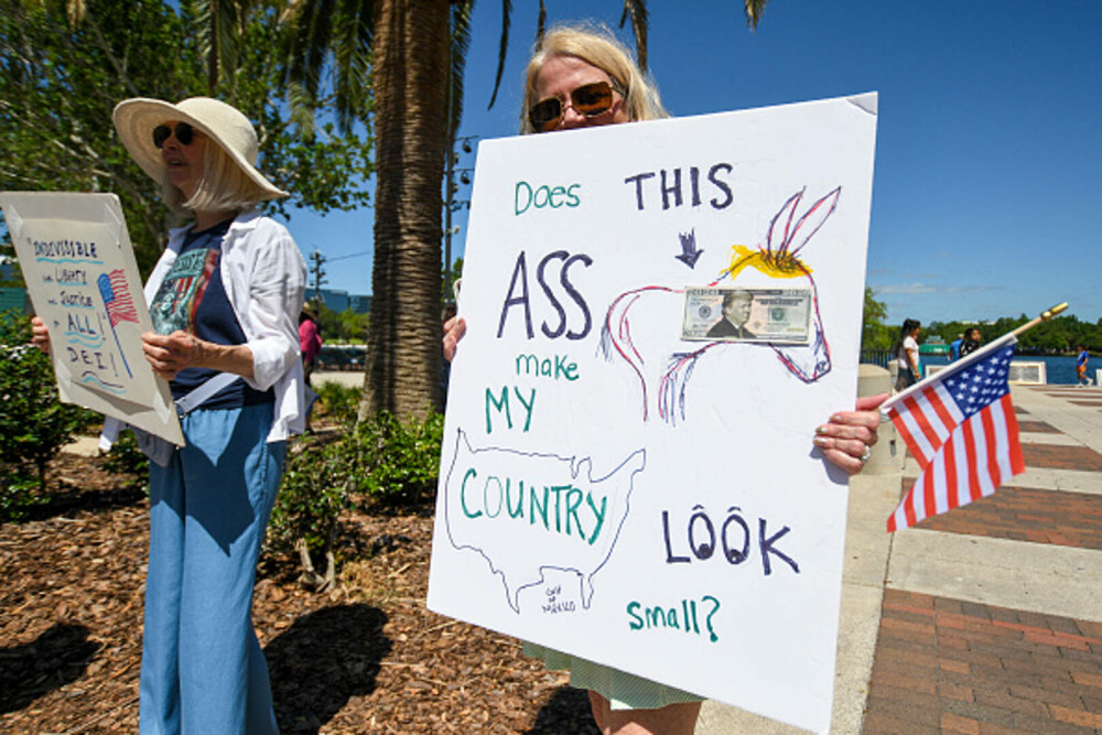 Proteste anti-Trump în SUA. Mii de oameni au ieşit pe străzi. „O perioadă foarte periculoasă pentru libertate”. FOTO & VIDEO - Imaginea 15