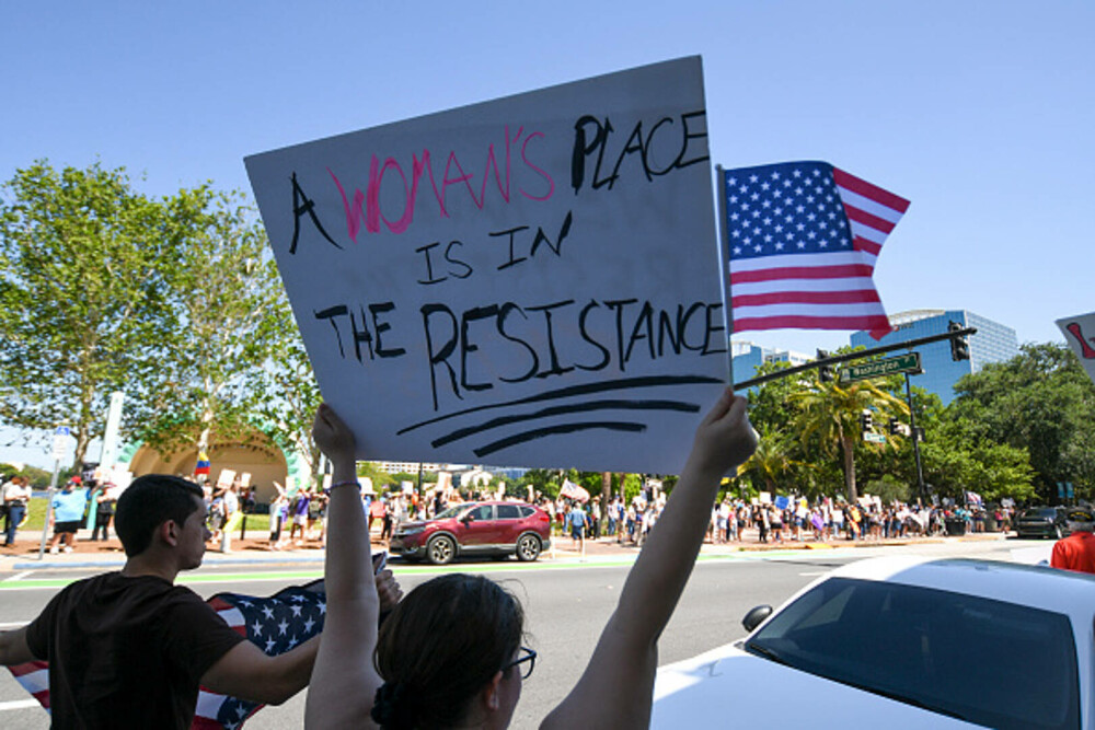 Proteste anti-Trump în SUA. Mii de oameni au ieşit pe străzi. „O perioadă foarte periculoasă pentru libertate”. FOTO & VIDEO - Imaginea 17