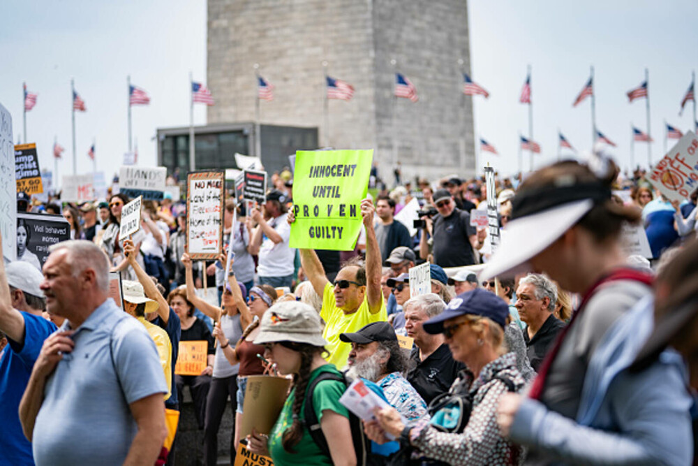 Proteste anti-Trump în SUA. Mii de oameni au ieşit pe străzi. „O perioadă foarte periculoasă pentru libertate”. FOTO & VIDEO - Imaginea 19