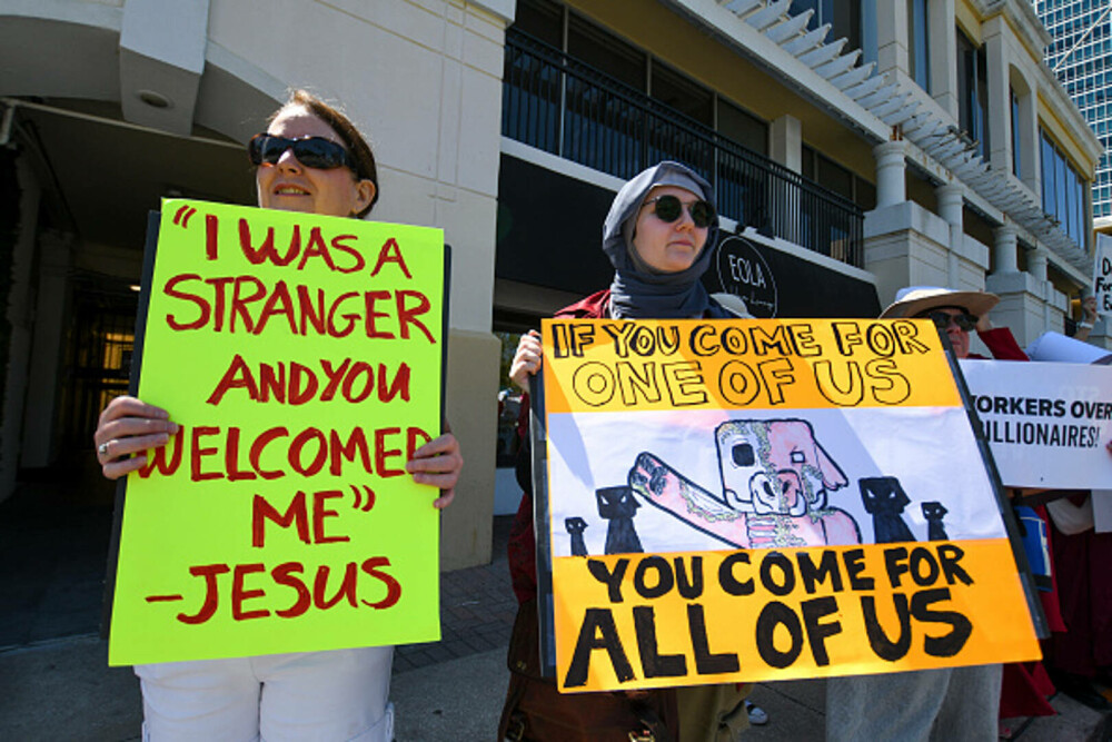 Proteste anti-Trump în SUA. Mii de oameni au ieşit pe străzi. „O perioadă foarte periculoasă pentru libertate”. FOTO & VIDEO - Imaginea 20