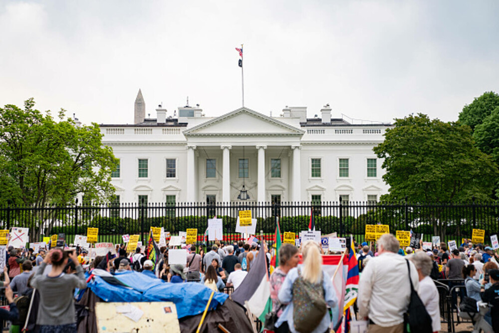 Proteste anti-Trump în SUA. Mii de oameni au ieşit pe străzi. „O perioadă foarte periculoasă pentru libertate”. FOTO & VIDEO - Imaginea 27