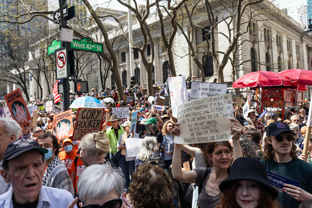 Proteste anti-Trump în SUA. Mii de oameni au ieşit pe străzi. „O perioadă foarte periculoasă pentru libertate”. FOTO & VIDEO - Imaginea 29