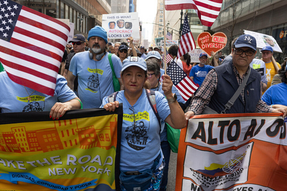 Proteste anti-Trump în SUA. Mii de oameni au ieşit pe străzi. „O perioadă foarte periculoasă pentru libertate”. FOTO & VIDEO - Imaginea 30