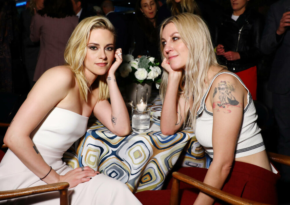 Kristen Stewart, o mireasă atipică. Ce ținută a purtat actrița din „Twilight” la nunta ei. FOTO&VIDEO - Imaginea 22