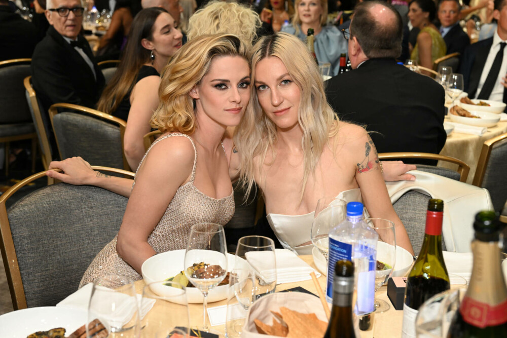 Kristen Stewart, o mireasă atipică. Ce ținută a purtat actrița din „Twilight” la nunta ei. FOTO&VIDEO - Imaginea 20