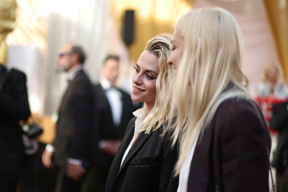 Kristen Stewart, o mireasă atipică. Ce ținută a purtat actrița din „Twilight” la nunta ei. FOTO&VIDEO - Imaginea 17