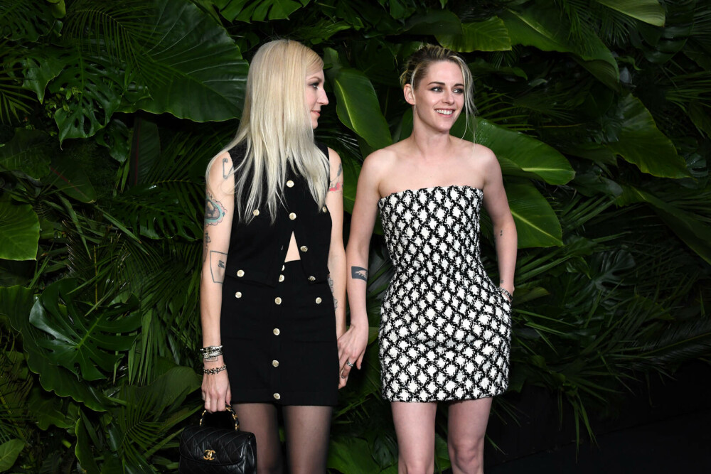 Kristen Stewart, o mireasă atipică. Ce ținută a purtat actrița din „Twilight” la nunta ei. FOTO&VIDEO - Imaginea 16