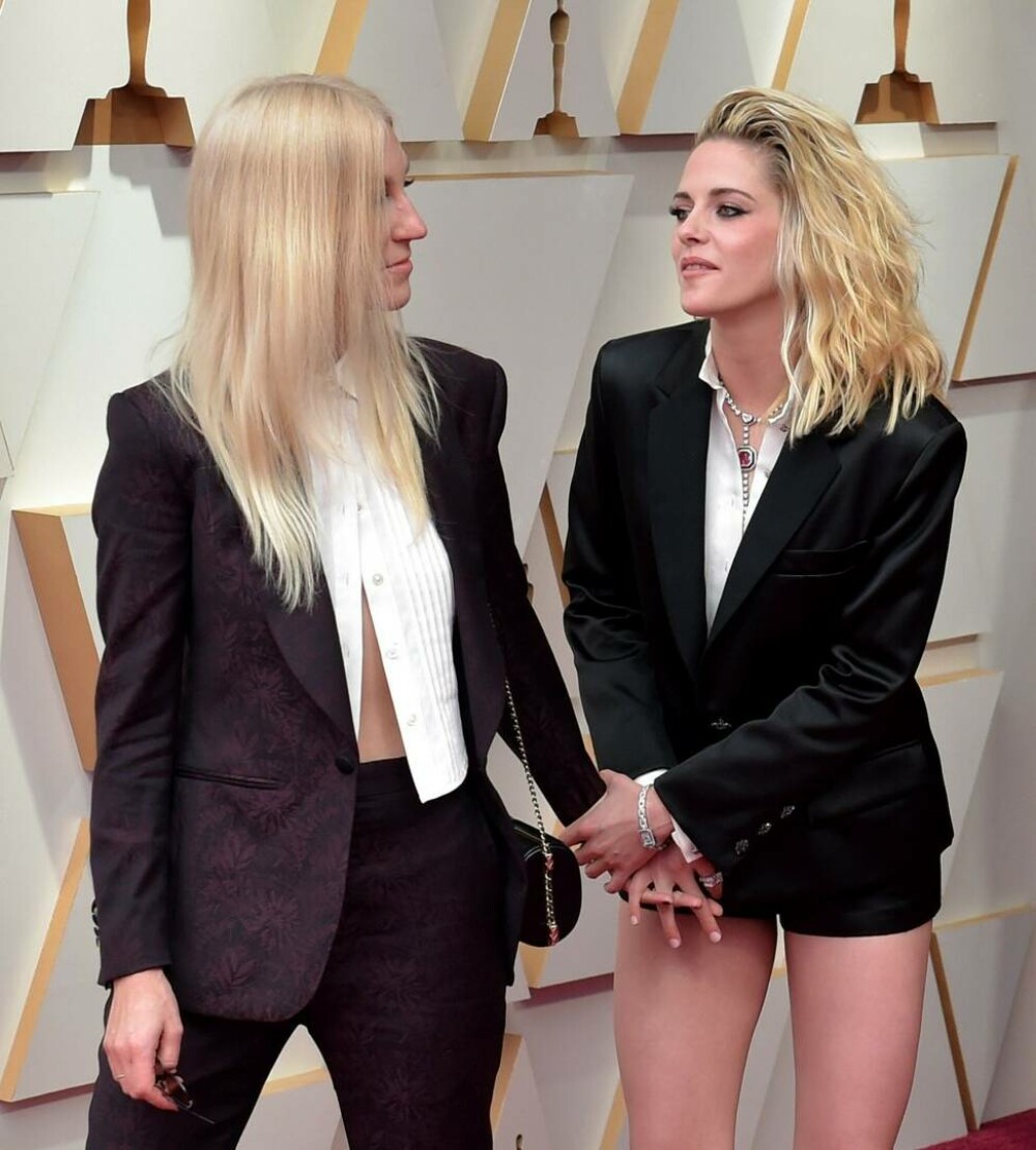 Kristen Stewart, o mireasă atipică. Ce ținută a purtat actrița din „Twilight” la nunta ei. FOTO&VIDEO - Imaginea 8