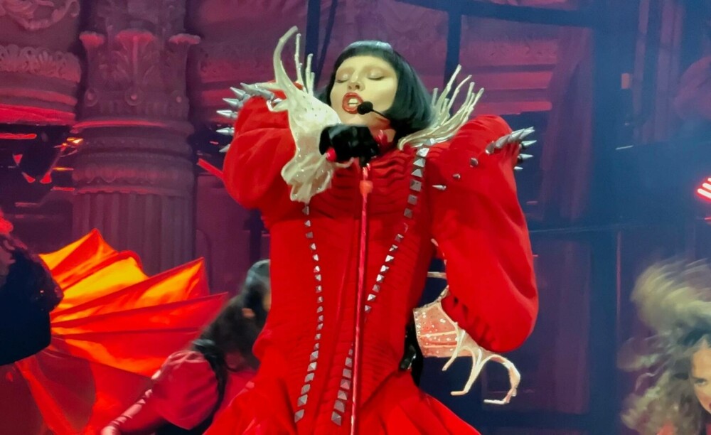 Lady Gaga, probleme pe scenă la festivalul Coachella. Ce i s-a întâmplat în timpul concertului. FOTO&VIDEO - Imaginea 3