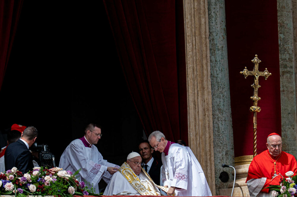 Ultimele imagini cu Papa Francisc. În prima zi de Paște a binecuvântat mulțimea și a coborât cu papamobilul printre oameni - Imaginea 1