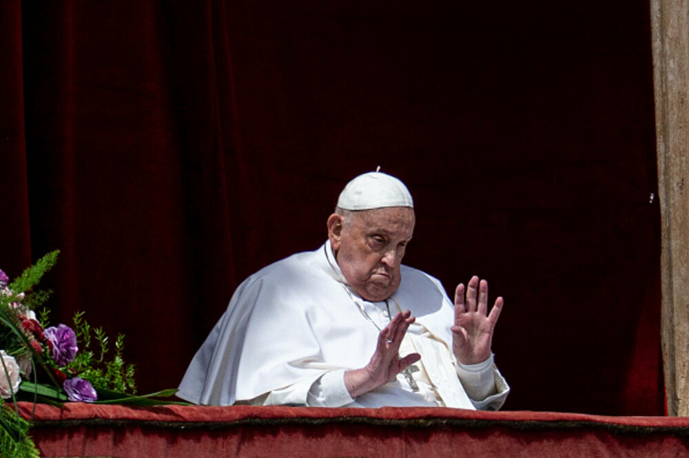 Ultimele imagini cu Papa Francisc. În prima zi de Paște a binecuvântat mulțimea și a coborât cu papamobilul printre oameni - Imaginea 2