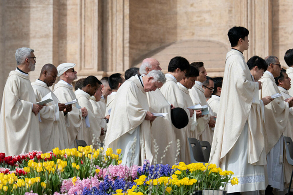 Ultimele imagini cu Papa Francisc. În prima zi de Paște a binecuvântat mulțimea și a coborât cu papamobilul printre oameni - Imaginea 3