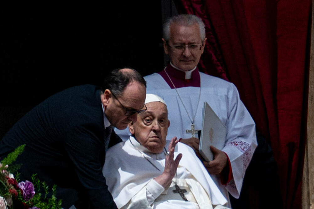 Ultimele imagini cu Papa Francisc. În prima zi de Paște a binecuvântat mulțimea și a coborât cu papamobilul printre oameni - Imaginea 4