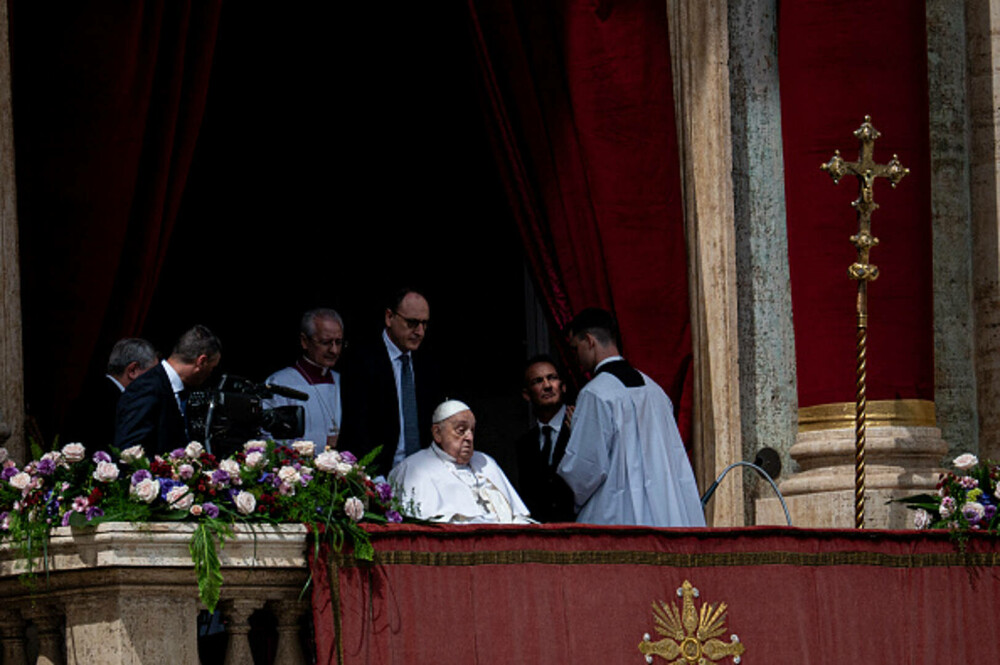 Ultimele imagini cu Papa Francisc. În prima zi de Paște a binecuvântat mulțimea și a coborât cu papamobilul printre oameni - Imaginea 6