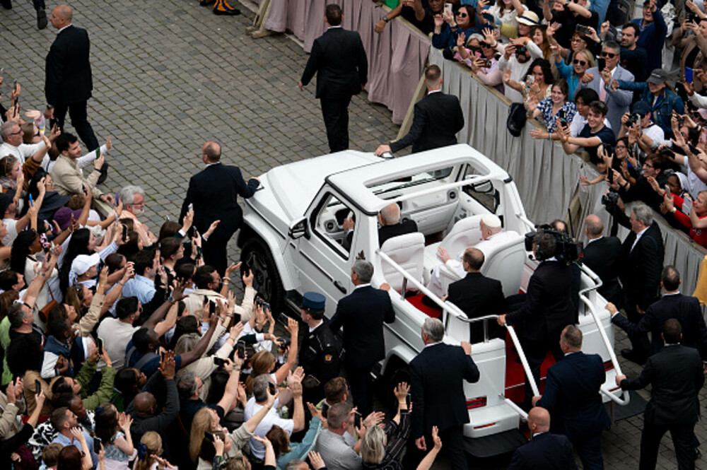 Ultimele imagini cu Papa Francisc. În prima zi de Paște a binecuvântat mulțimea și a coborât cu papamobilul printre oameni - Imaginea 7