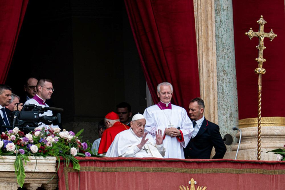 Ultimele imagini cu Papa Francisc. În prima zi de Paște a binecuvântat mulțimea și a coborât cu papamobilul printre oameni - Imaginea 8