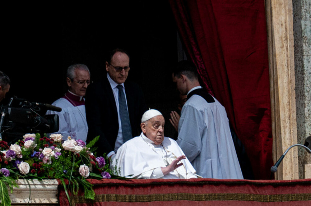 Ultimele imagini cu Papa Francisc. În prima zi de Paște a binecuvântat mulțimea și a coborât cu papamobilul printre oameni - Imaginea 9