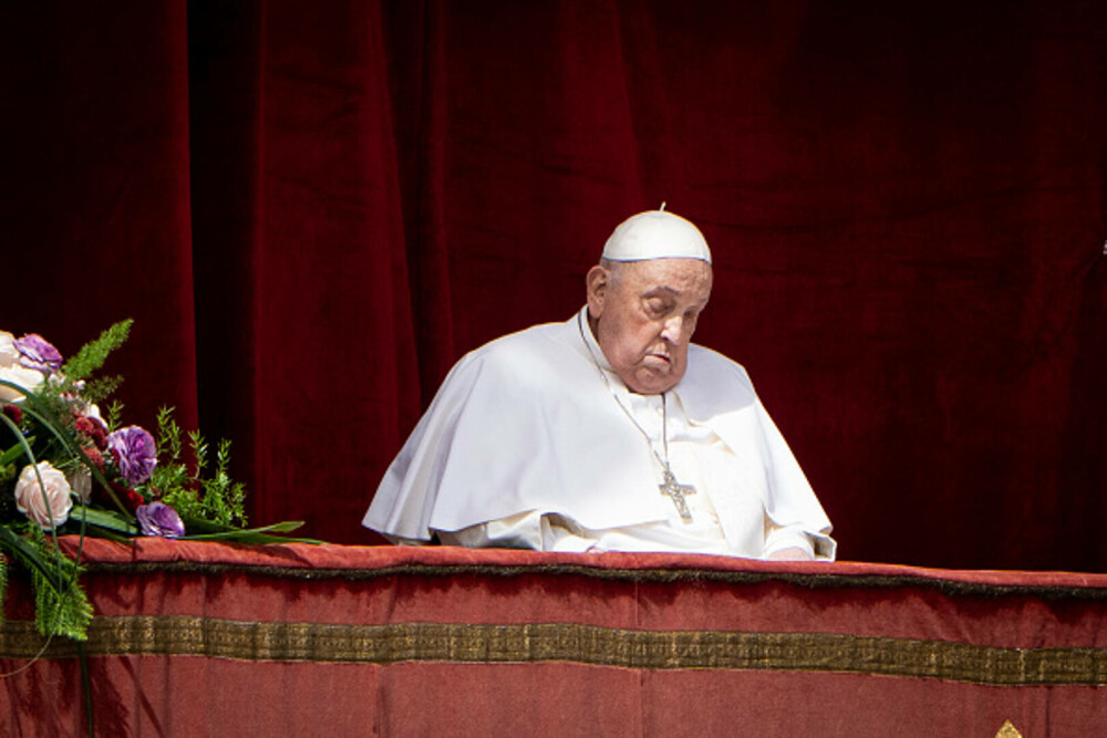 Ultimele imagini cu Papa Francisc. În prima zi de Paște a binecuvântat mulțimea și a coborât cu papamobilul printre oameni - Imaginea 10