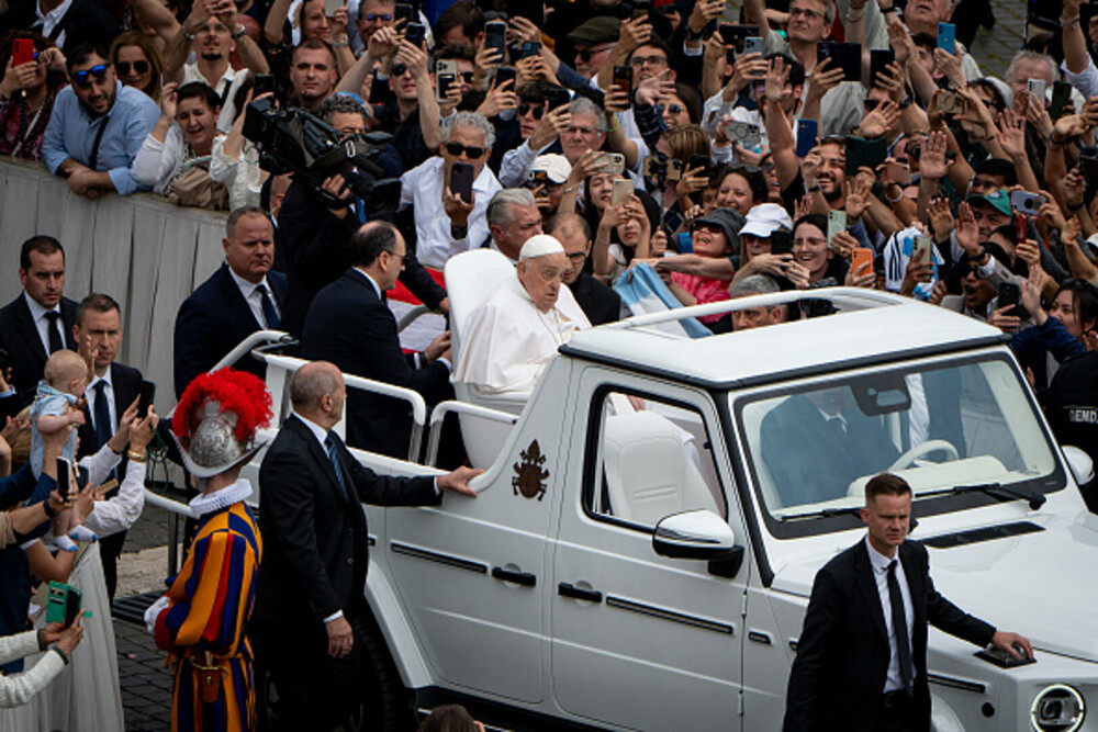 Ultimele imagini cu Papa Francisc. În prima zi de Paște a binecuvântat mulțimea și a coborât cu papamobilul printre oameni - Imaginea 11