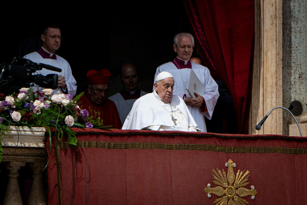 Ultimele imagini cu Papa Francisc. În prima zi de Paște a binecuvântat mulțimea și a coborât cu papamobilul printre oameni - Imaginea 12