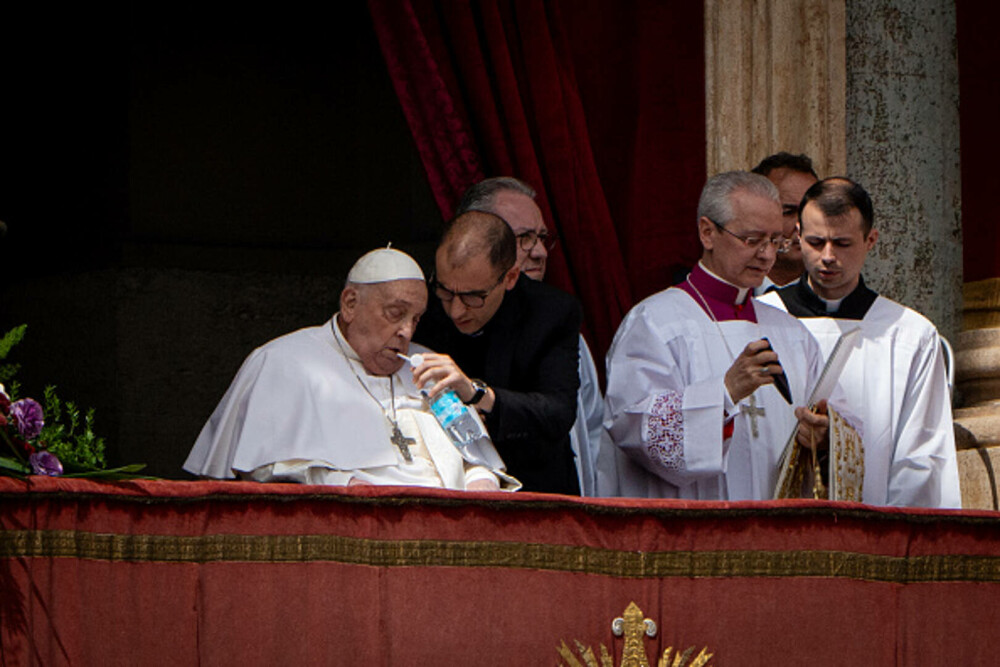 Ultimele imagini cu Papa Francisc. În prima zi de Paște a binecuvântat mulțimea și a coborât cu papamobilul printre oameni - Imaginea 13
