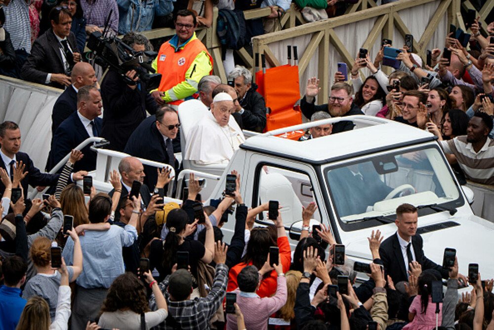 Ultimele imagini cu Papa Francisc. În prima zi de Paște a binecuvântat mulțimea și a coborât cu papamobilul printre oameni - Imaginea 14
