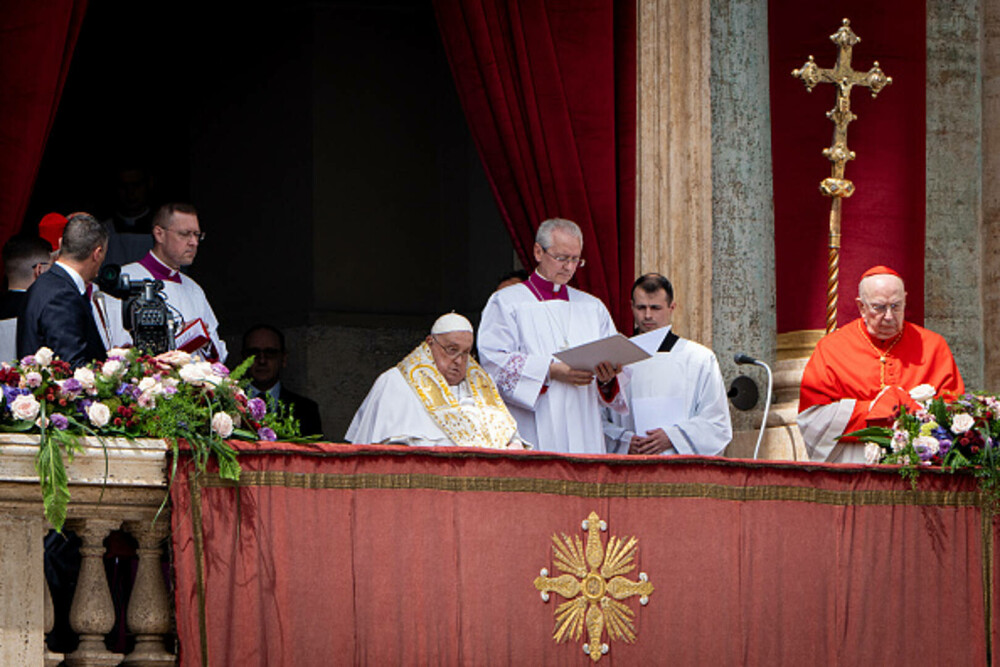 Ultimele imagini cu Papa Francisc. În prima zi de Paște a binecuvântat mulțimea și a coborât cu papamobilul printre oameni - Imaginea 15