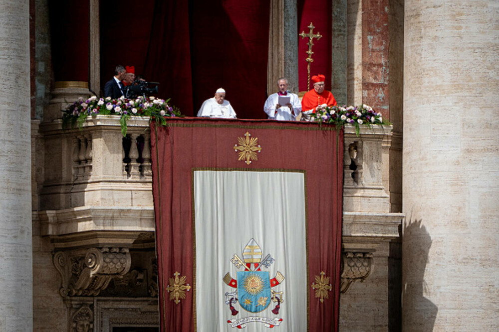 Ultimele imagini cu Papa Francisc. În prima zi de Paște a binecuvântat mulțimea și a coborât cu papamobilul printre oameni - Imaginea 16