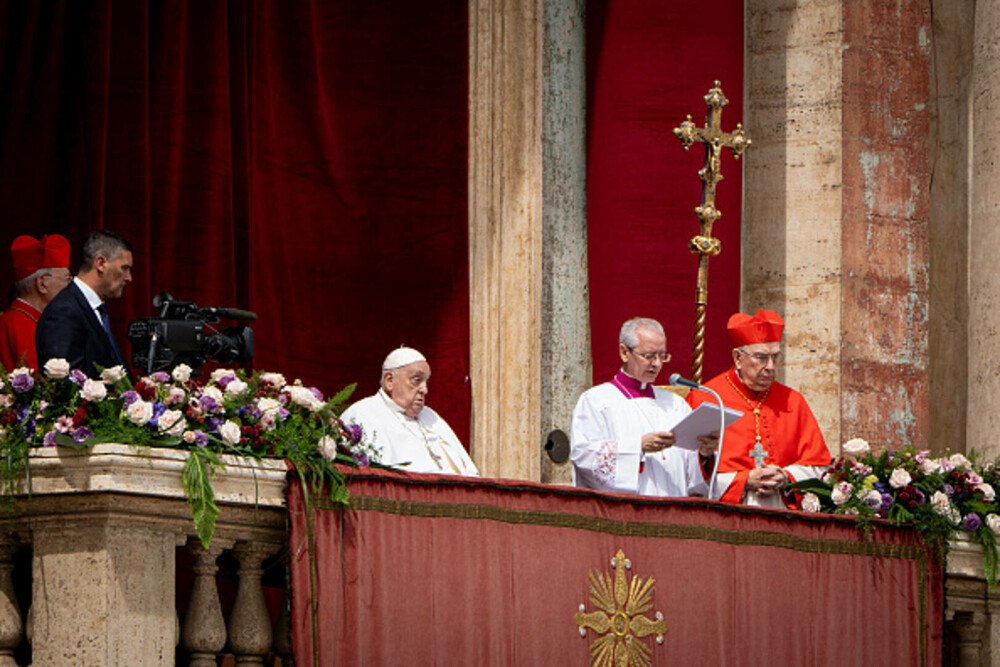 Ultimele imagini cu Papa Francisc. În prima zi de Paște a binecuvântat mulțimea și a coborât cu papamobilul printre oameni - Imaginea 17