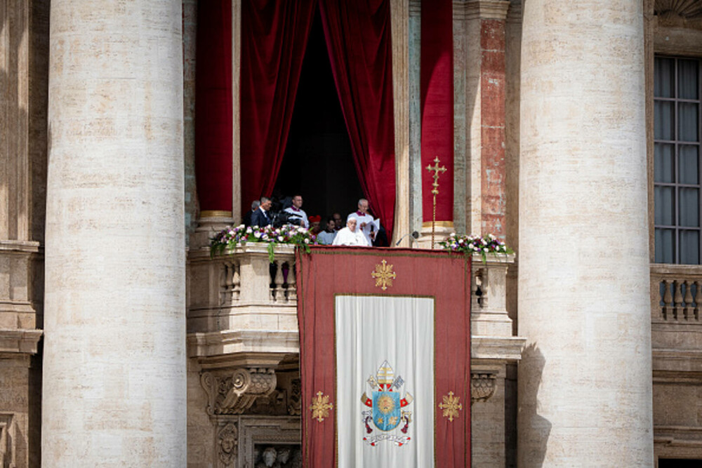 Ultimele imagini cu Papa Francisc. În prima zi de Paște a binecuvântat mulțimea și a coborât cu papamobilul printre oameni - Imaginea 18