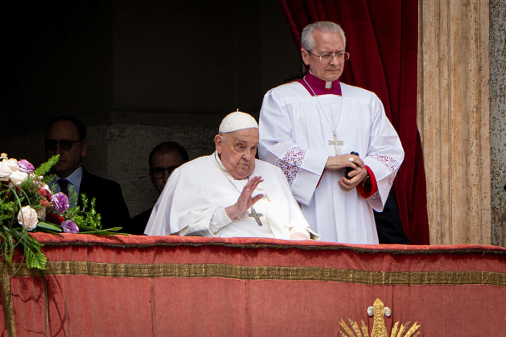 Ultimele imagini cu Papa Francisc. În prima zi de Paște a binecuvântat mulțimea și a coborât cu papamobilul printre oameni - Imaginea 19