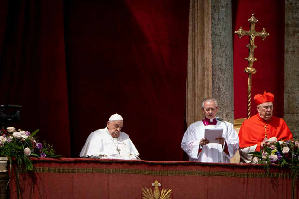 Ultimele imagini cu Papa Francisc. În prima zi de Paște a binecuvântat mulțimea și a coborât cu papamobilul printre oameni - Imaginea 20