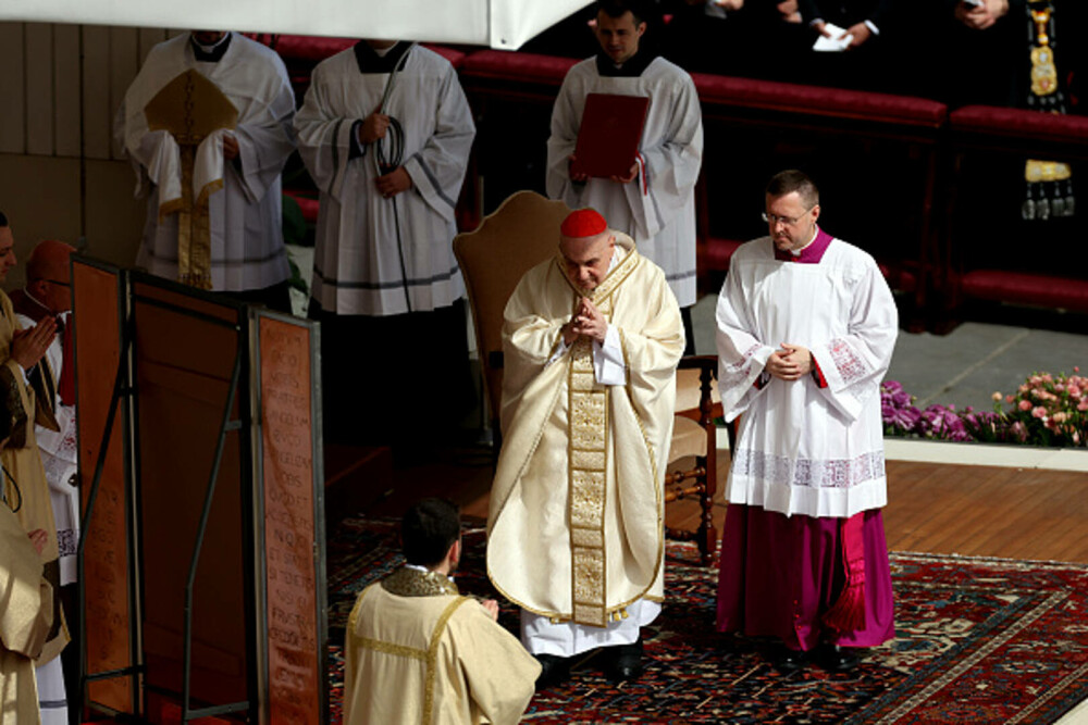 Ultimele imagini cu Papa Francisc. În prima zi de Paște a binecuvântat mulțimea și a coborât cu papamobilul printre oameni - Imaginea 21