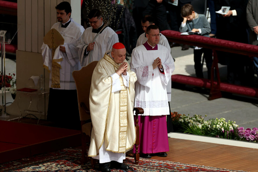 Ultimele imagini cu Papa Francisc. În prima zi de Paște a binecuvântat mulțimea și a coborât cu papamobilul printre oameni - Imaginea 22