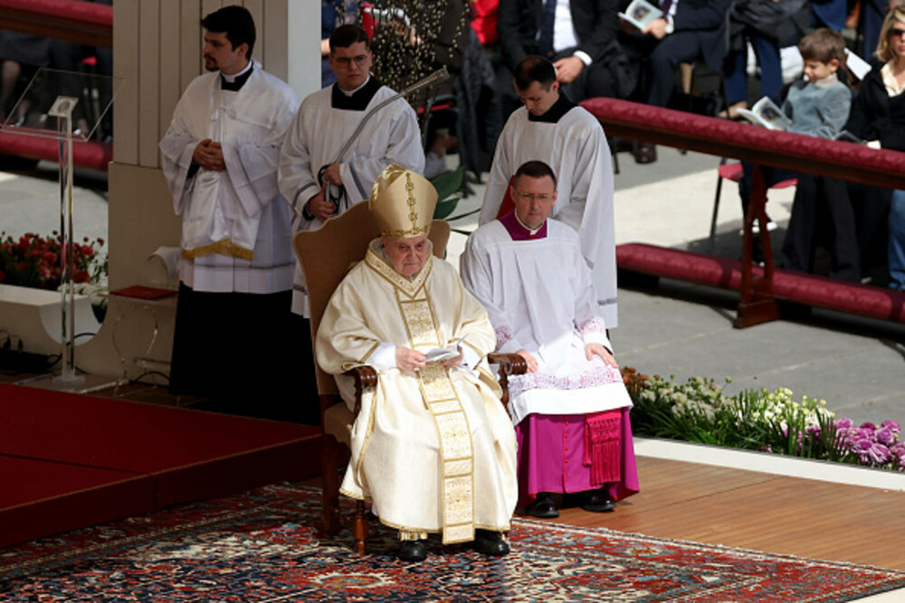 Ultimele imagini cu Papa Francisc. În prima zi de Paște a binecuvântat mulțimea și a coborât cu papamobilul printre oameni - Imaginea 23