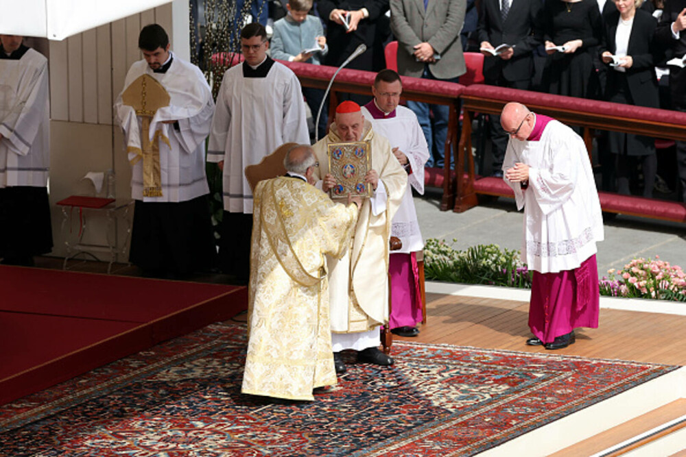 Ultimele imagini cu Papa Francisc. În prima zi de Paște a binecuvântat mulțimea și a coborât cu papamobilul printre oameni - Imaginea 24