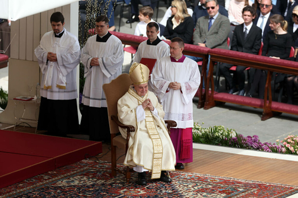 Ultimele imagini cu Papa Francisc. În prima zi de Paște a binecuvântat mulțimea și a coborât cu papamobilul printre oameni - Imaginea 25